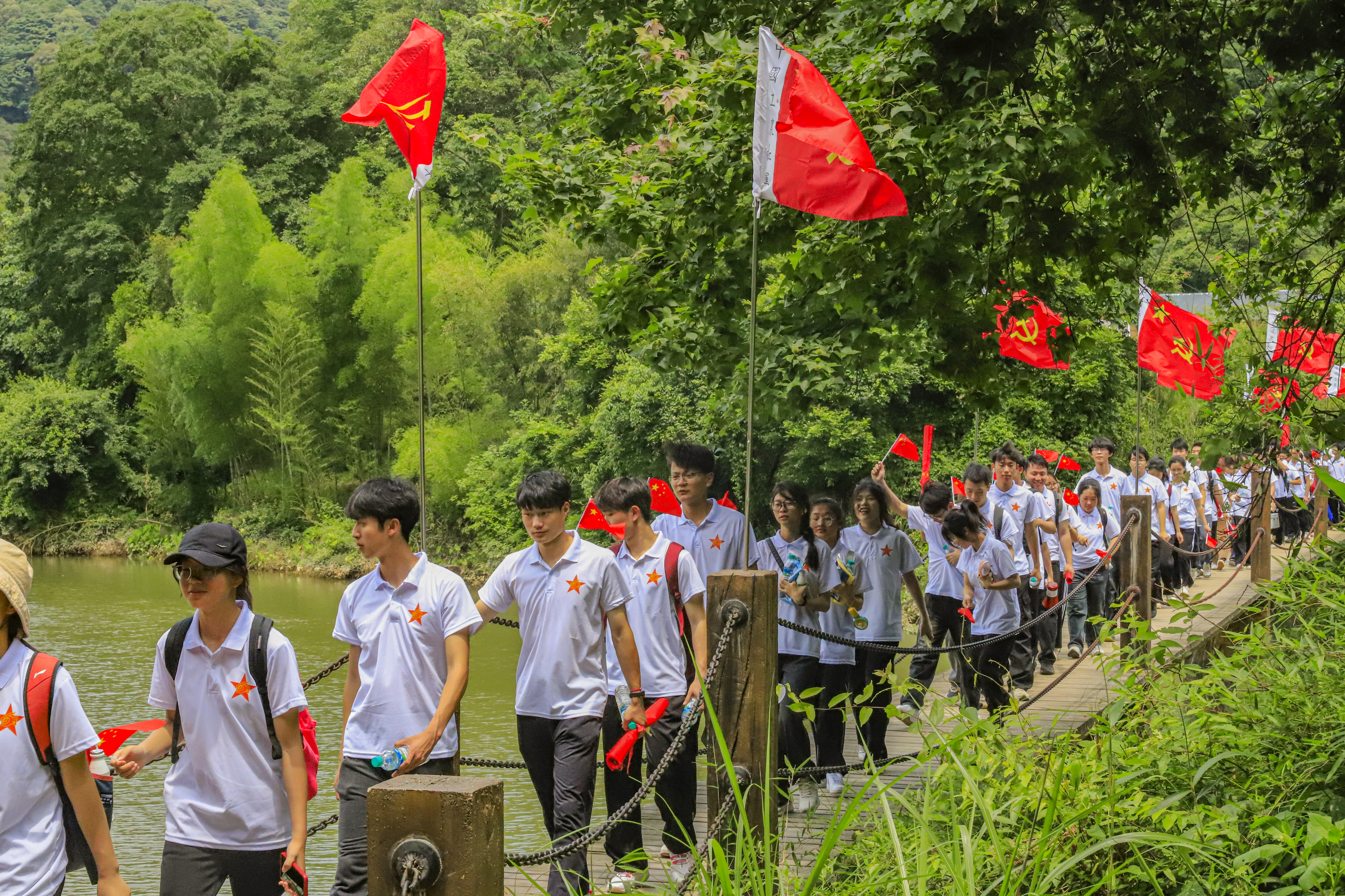 行走的思政课——英国上市公司365学子重走长征路